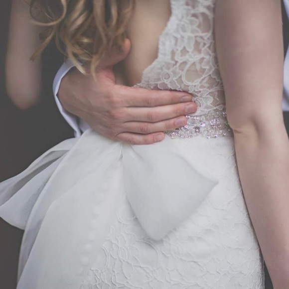 Wedding Dress with veil - Picture 6 of 7